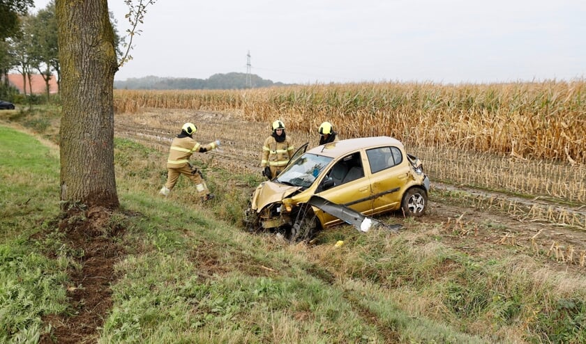 Op de Hapseweg in Beugen is een auto over de kop geslagen.