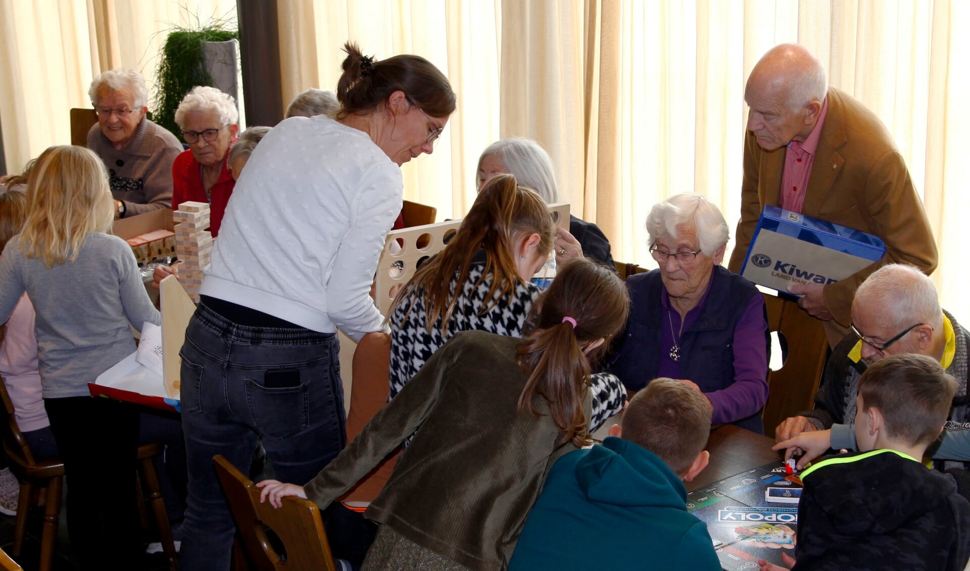 Oudere bezoekers van MFA Knilles kregen nieuwe spelletjes aangeboden door leerlingen van de Sint Anna-school.