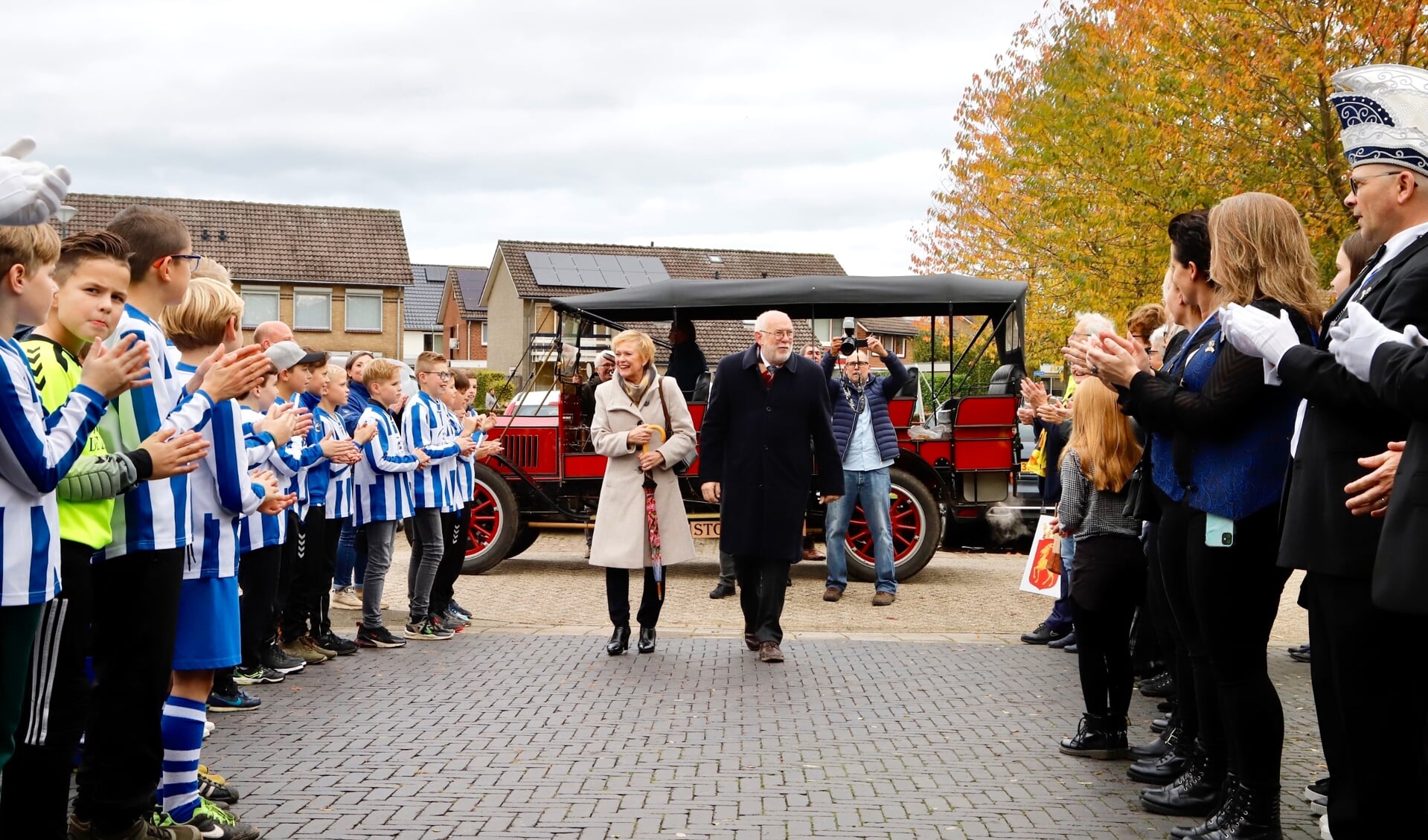 Burgemeester Karel van Soest en zijn vrouw Mieke werden zaterdag feestelijk onthaald in Oeffelt. 