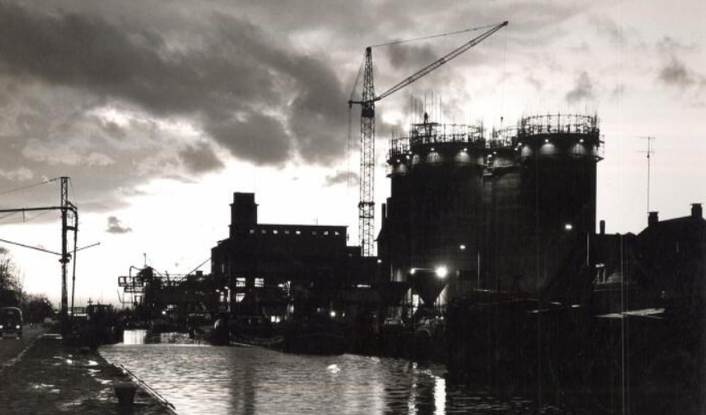 De haven met silo's in aanbouw in 1963.