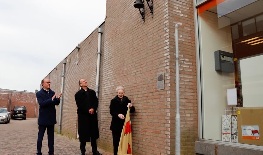 <p>Joost Hendriks, pastoor Theo Lamers en zuster Monique van Oene onthulden maandag het historische luidklokje. (Foto: SK-Media)</p>