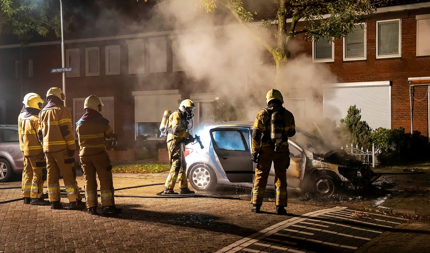 Auto uitgebrand in Johannes Poststraat, politie doet onderzoek. (Foto: Gabor Heeres, Foto Mallo)