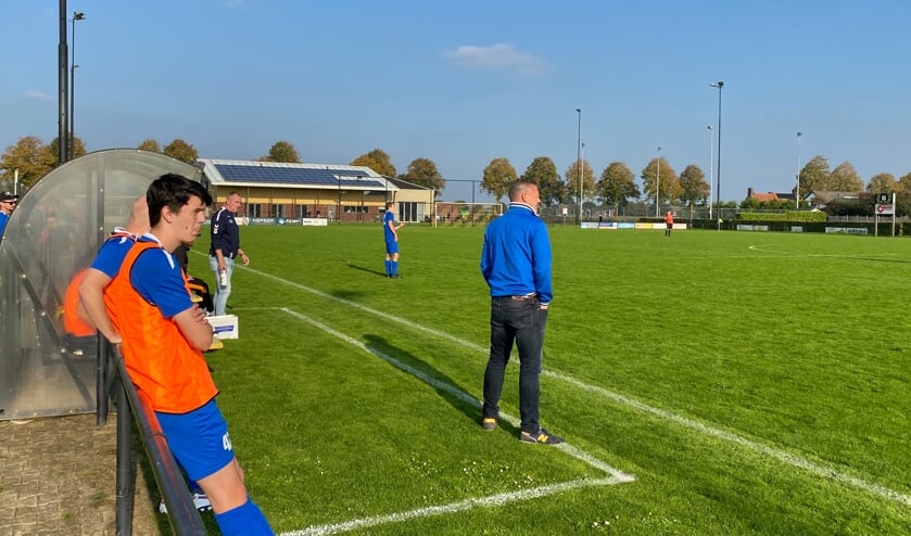 <p>Interim-trainer Roy Vermeij van FC Uden stuurt zijn manschappen voorwaarts in de wedstrijd tegen VCA.</p>