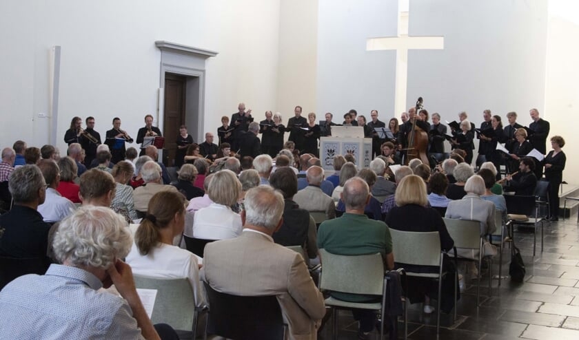 <p>Bachs warme klanken in een kille herfst tijdens een nieuwe editie van 'Bach op Zaterdag' in de Grote Kerk. (Foto: Gérard van Kessel)</p>