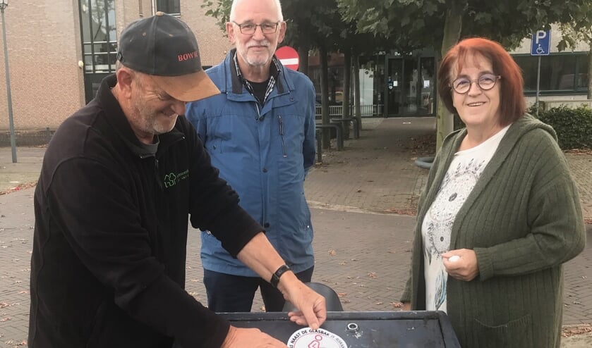 <p> In het bijzijn van Herman Peters en Corrie Schilderink van het PGSA, plakte Henk Centen de sticker op de glasbak in Sint Anthonis</p>
