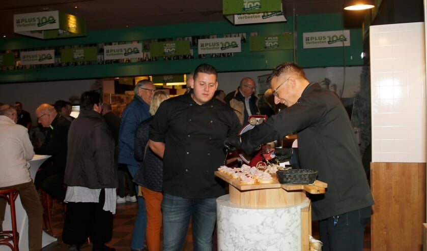 <p>Smulpapen konden zondag hun hart ophalen in Vierlingsbeek tijdens het evenement 'Proef de streek + Verbeeten'. Regionale leveranciers die producten leveren aan PLUS Verbeeten, stelden zich voor aan de PLUS- klanten. (Foto: Bas Delhij)</p>