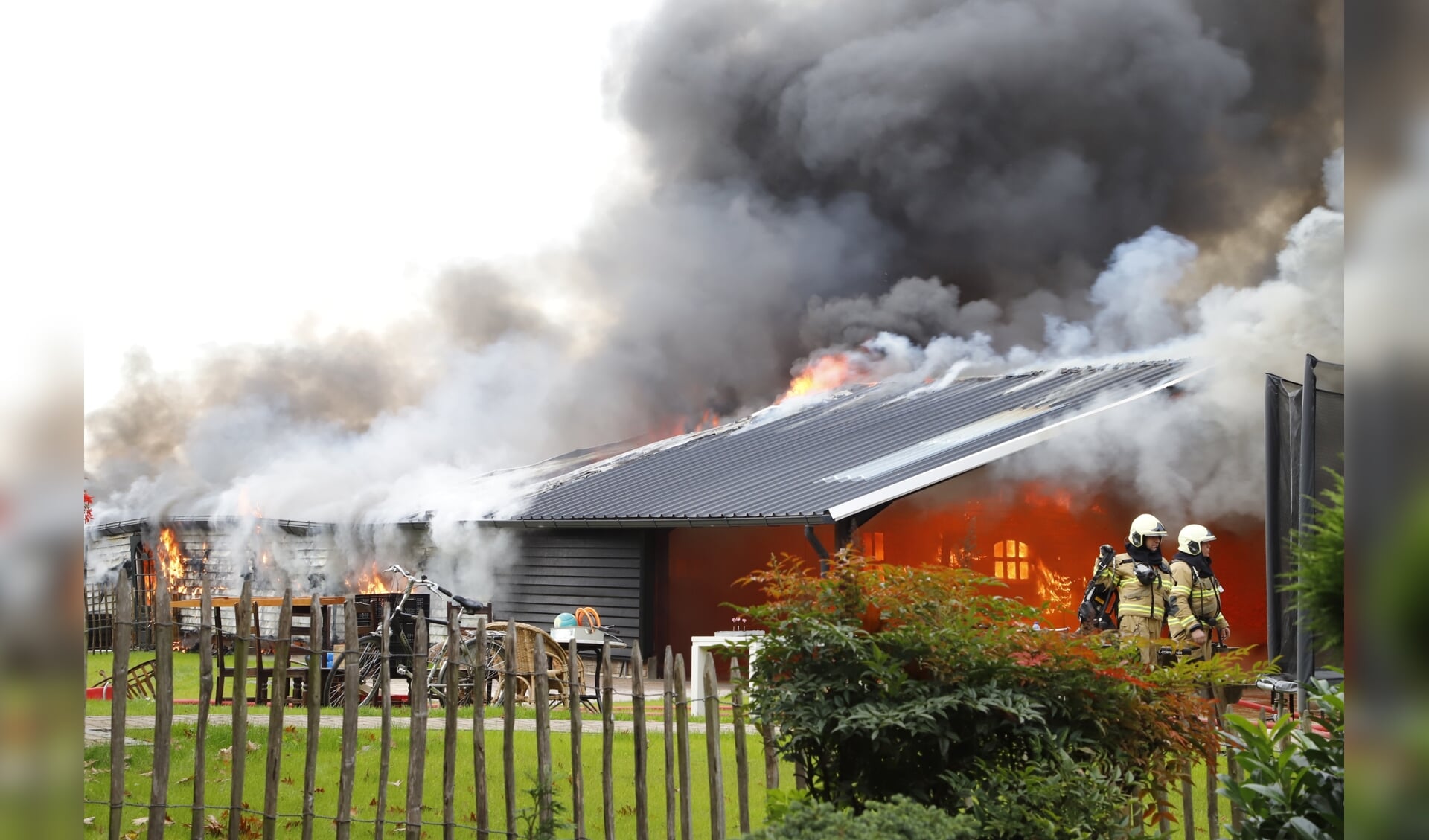 Heftige uitslaande brand bij een loods in Sint Anthonis