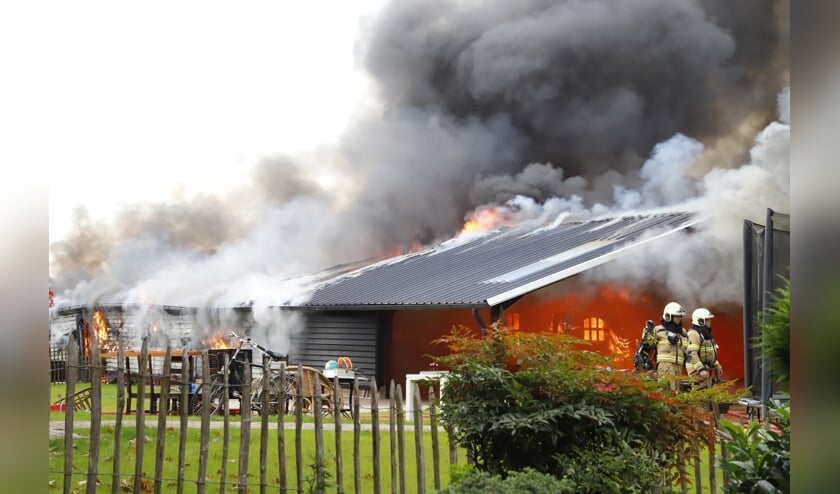 Heftige uitslaande brand bij een loods in Sint Anthonis  