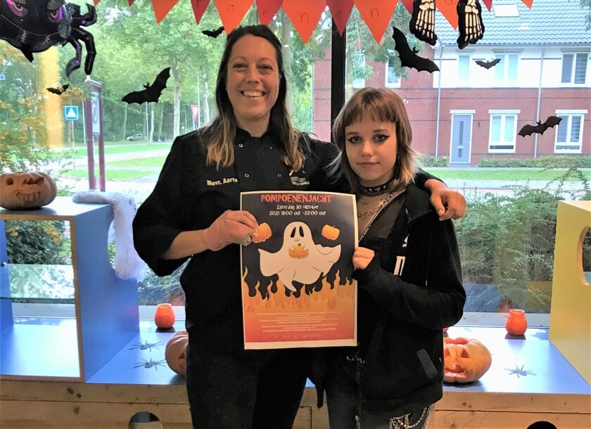 <p>Simone Aarts (links) organiseert de Pompoenenjacht.</p>