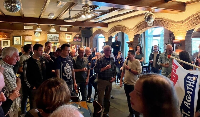 <p>De gezellige laatste middag in Café De S-Bocht. (Foto: Ten Haaf Fotografie)</p>
