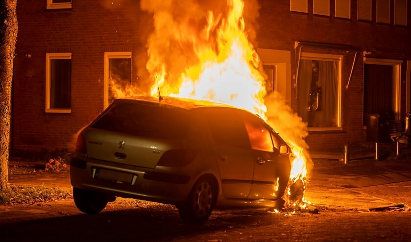 Auto uitgebrand in Johannes Poststraat, politie doet onderzoek. (Foto: Gabor Heeres, Foto Mallo)