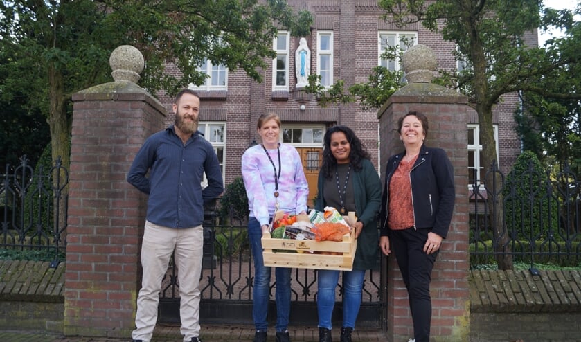 Job Albers en Monique van Loon gaven de kist af bij Point O in Rijkevoort.