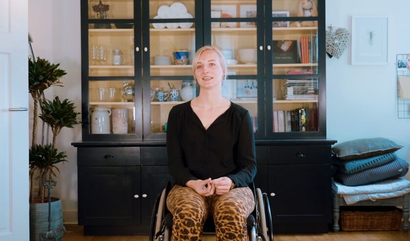 Stills uit de documentaire waarop Sofie Ebben te zien is.