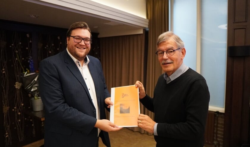 De VVD presenteert vandaag het verkiezingsprogramma "Samen bouwen aan onze toekomst". Op de foto overhandigt Henk Peterse het verkiezingsprogramma aan lijsttrekker Ralph Geers.