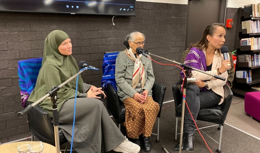 <p>Opening van de tentoonstelling 'Beta Siapa: Ken je mij?' in de Cuijkse bieb, met in het midden eregast 'Oma' Otler. Ze wordt geflankeerd door Raïssa Tauroni (links) en Marsha Laijan. </p>