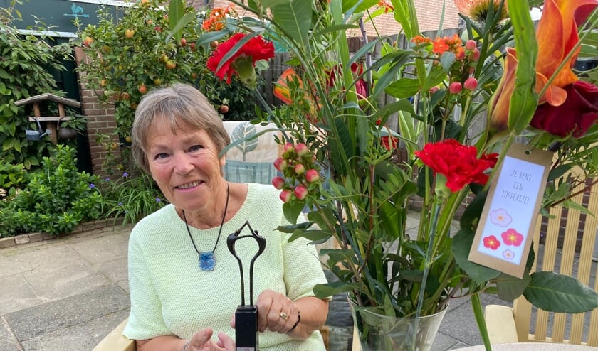<p>Thea Waas kreeg namens de Nierstichting een mooi beeldje en een grote bos kleurrijke bloemen, als dank voor haar tomeloze inzet. </p>