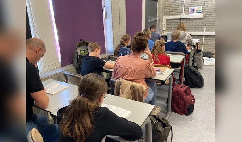 Ouders in de schoolbanken bij Metameer tijdens het lezen in stilte.