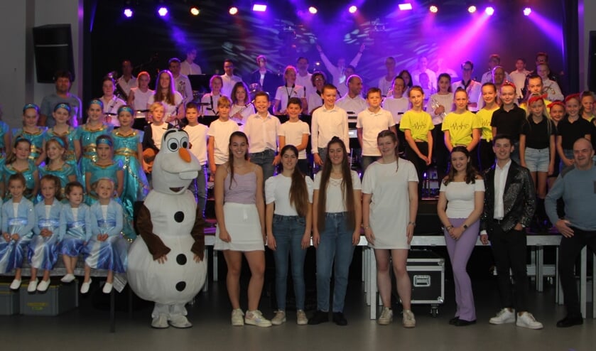 De jonge muzikanten en artiesten tijdens een van de laatste repetities.
