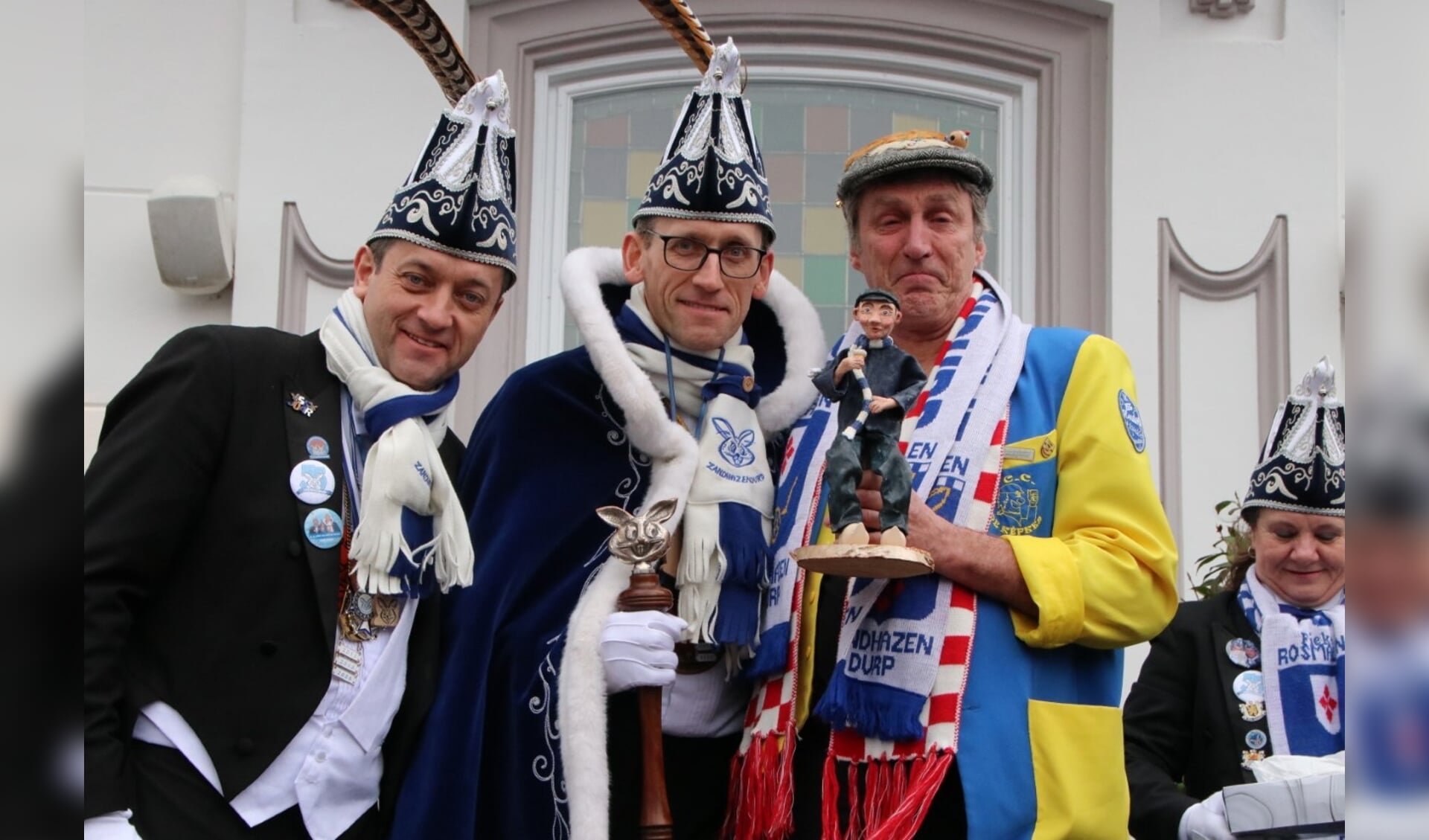 Tijdens carnaval 2020 kreeg Sjef van Creij (rechts) het beeldje van Hannus d’n Heiboer overhandigd uit handen van Prins Dirk d'n Urste. Dit vanwege zijn vele vrijwillige verdiensten voor het Zandhazendurps carnaval.