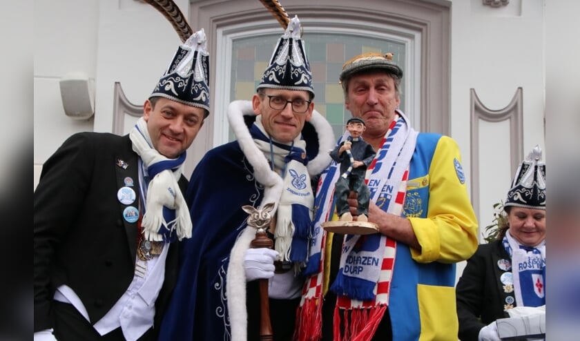 <p>Tijdens carnaval 2020 kreeg Sjef van Creij (rechts) het beeldje van Hannus d’n Heiboer overhandigd uit handen van Prins Dirk d'n Urste. Dit vanwege zijn vele vrijwillige verdiensten voor het Zandhazendurps carnaval.</p>