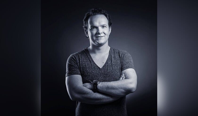 <p>Jordy Graat is het gezicht van Omroep Brabant. Hij presenteert tv-programma's zoals 3 Uurkes Vurraf, het Fijnfisjenie Café, Brabantse Dag, de Tilburgse Kermis en nog heel veel meer. Daarnaast is hij regelmatig te horen op Omroep Brabant radio, KermisFM en GlowFM.</p>