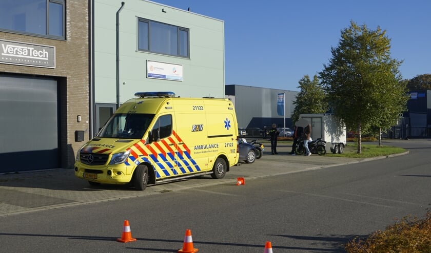 In Mill is vanmorgen een motorrijdster gewond geraakt toen zij tijdens het lessen op een aanhanger botste.