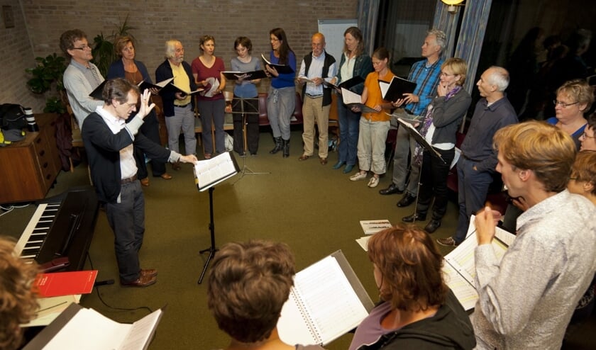 <p>Kamerkoor Capella Ducis uit Den Bosch nodigt iedereen uit voor een openbare repetitie op donderdagavond 28 oktober in de Grote Kerk in Den Bosch. De foto is overigens voor de intrede van COVID-19 gemaakt.</p>