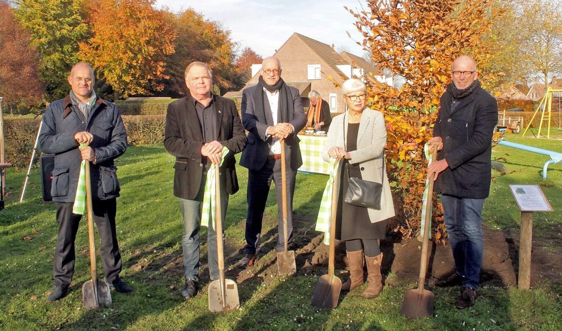 De vijf loco-burgemeesters hebben een boom geplant.