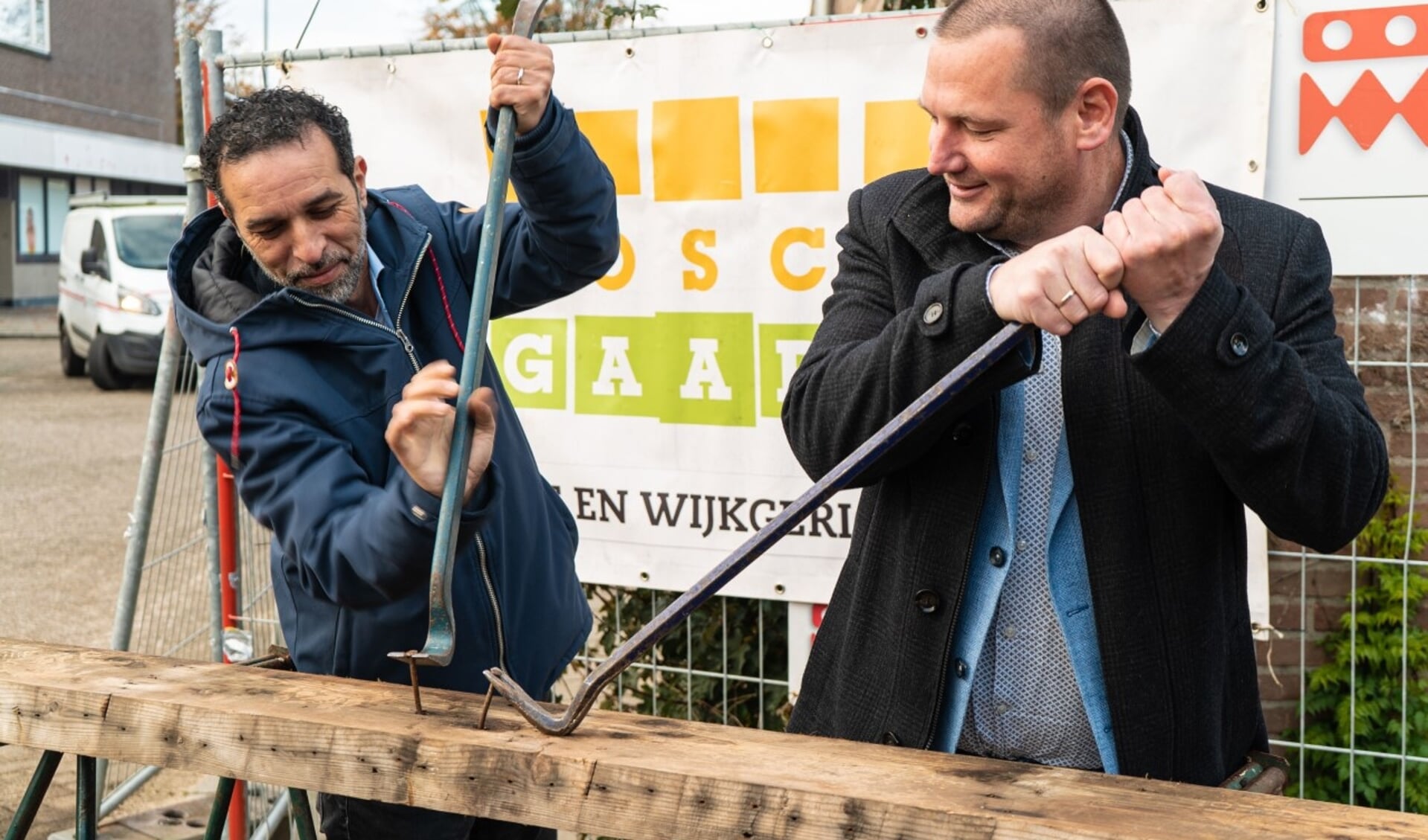 Roy Geers en Mohamed Acharki geven samen het startschot voor de bouw van Boschgaard op de plek van de oude Patio in Den Bosch Oost.