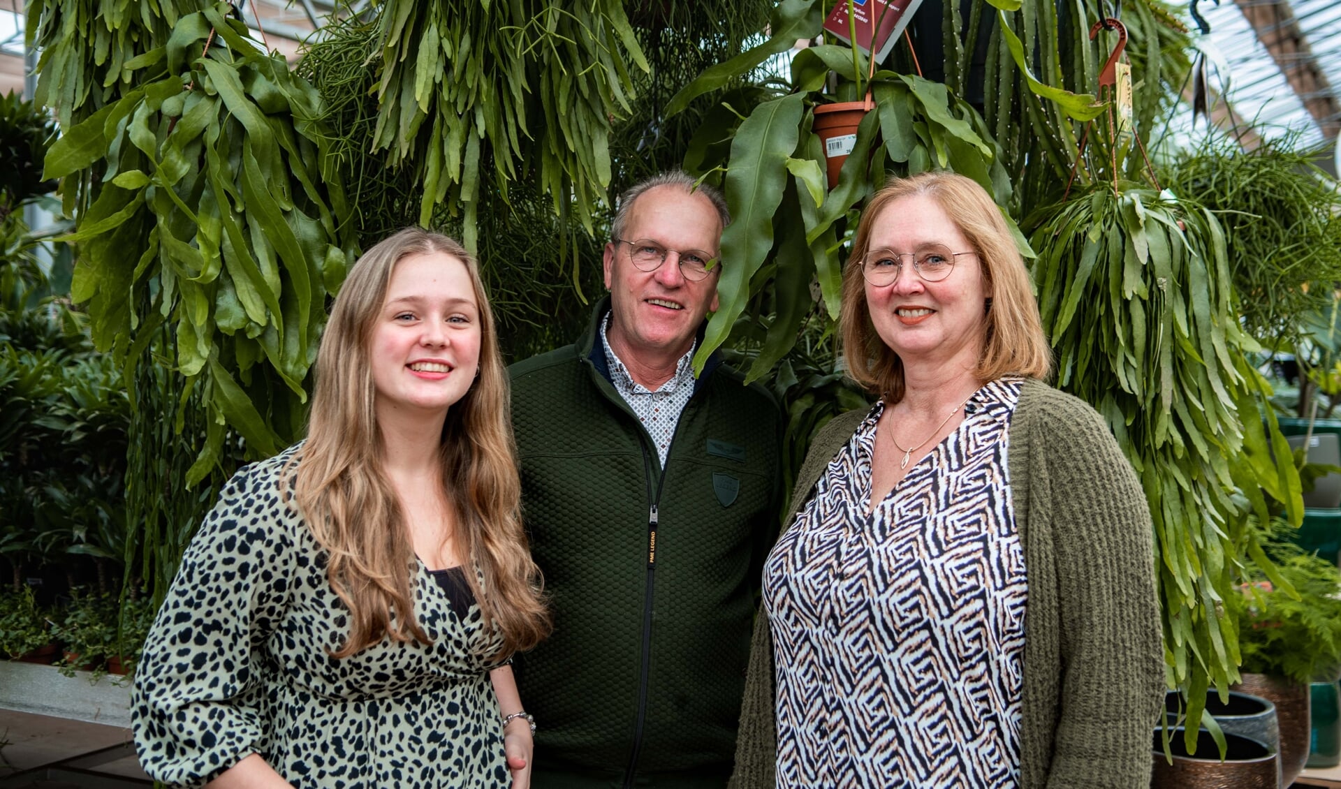 Vanaf januari 2022 neemt de familie Kolbach Tuincentrum Boxtel over. Op de foto van links naar rechts Albertine, Anton en Marika Kolbach.