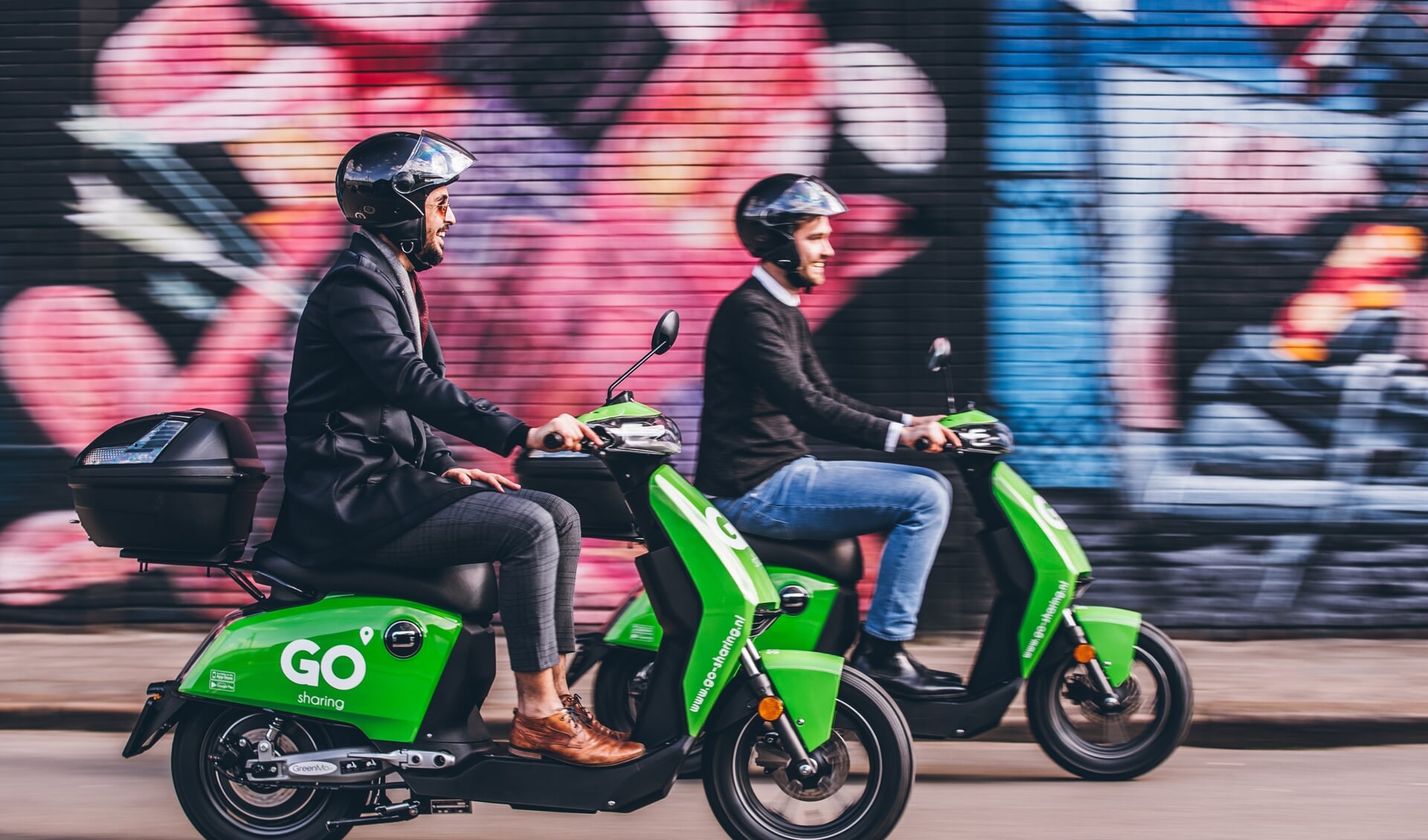 Bestuurders van de snellere deelscooters zijn wel verplicht om een helm te dragen.