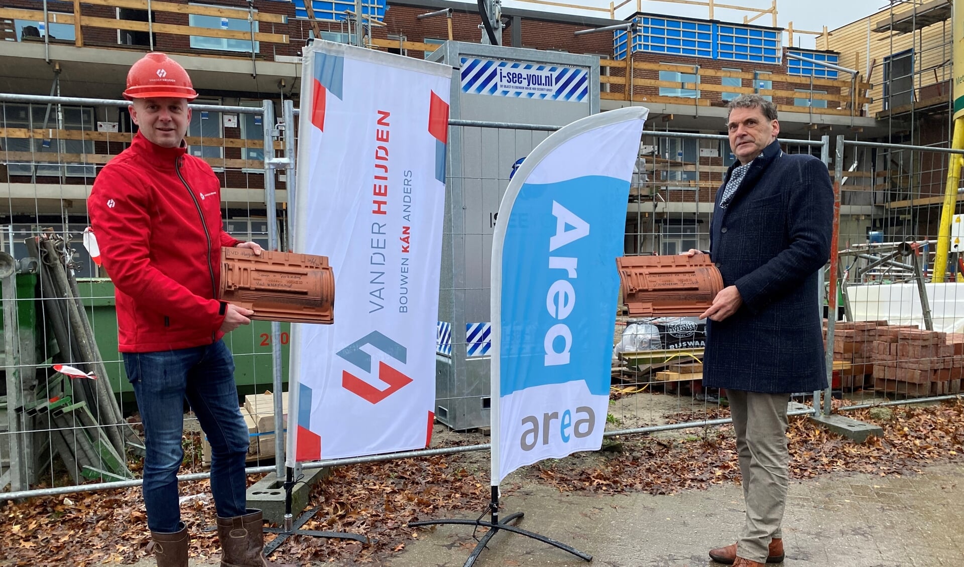 Jan van Vucht (Area) en Ferry Verstappen (Van der Heijden bouw en ontwikkeling) schreven op een dakpan hun boodschap aan de toekomstige bewoners