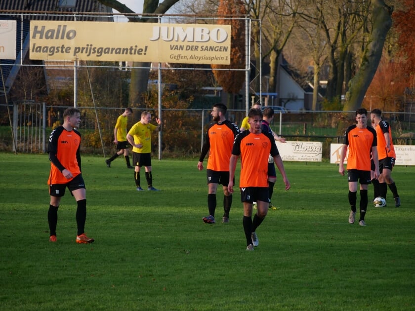<p>Ruwaard loopt van het veld bij Maaskantse Boys. (Foto: Leon Voskamp)</p>