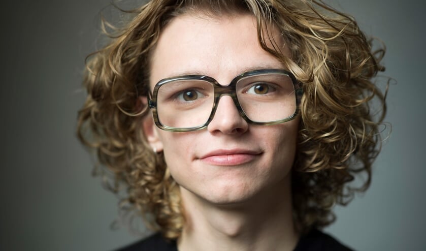 <p>Teun Toebes strijdt voor betere zorg voor mensen met dementie. Om zelf te ervaren hoe mensen met dementie leven, woont hij sinds een jaar op een gesloten afdeling van een verpleeghuis.</p>