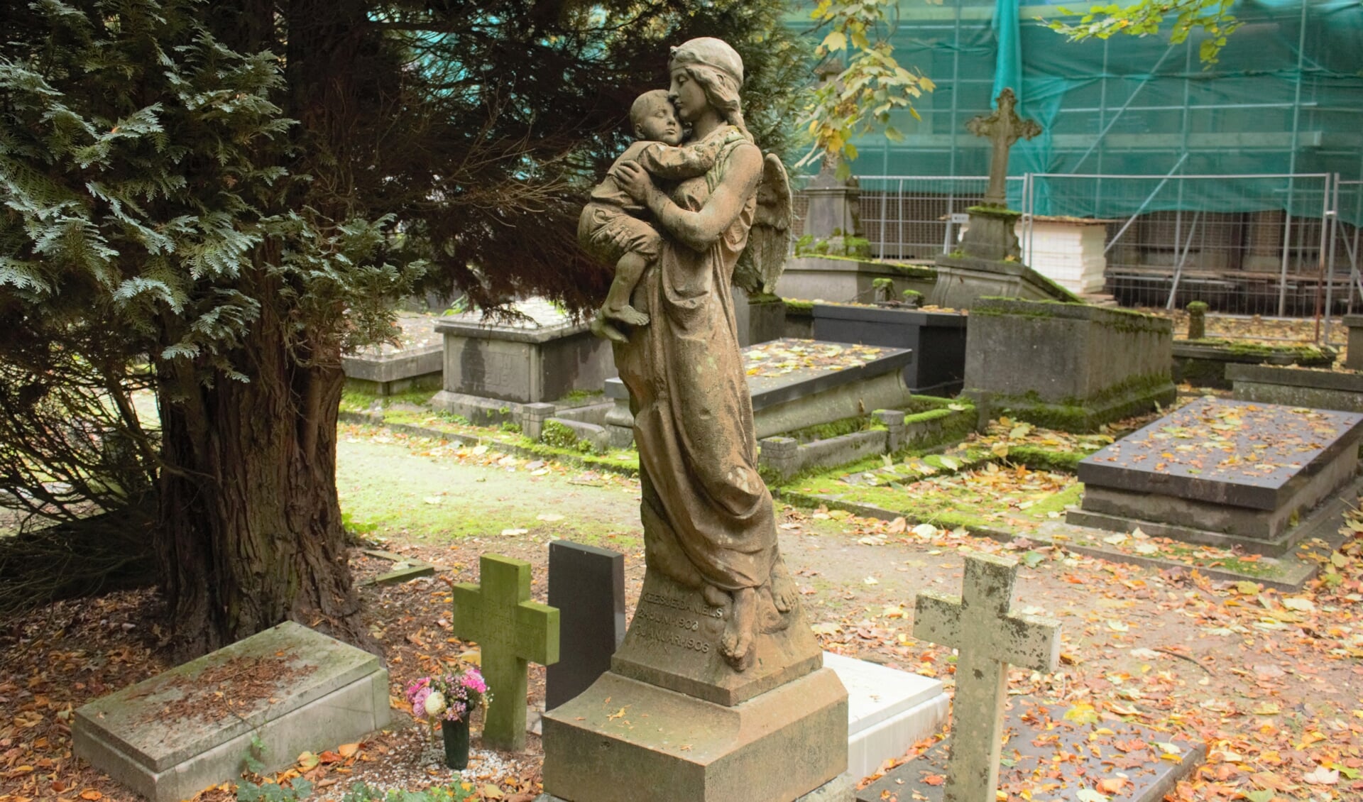 Het grafmonument van de engel met het slapende kindje is het graf van Keesje Daniëls. Het monument is gemaakt door Louis Vreugde.