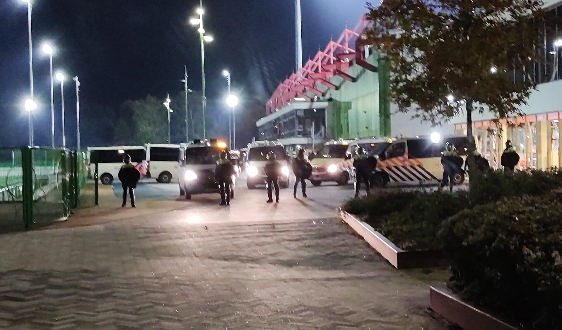 Veel politie bij het stadion van TOP Oss.