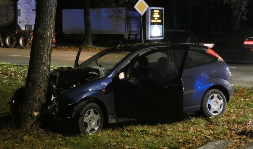 Auto rijdt op Cereslaan tegen boom. (Foto: Thomas)