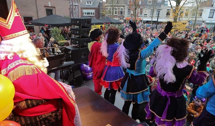 <p>Sinterklaas in het Osse centrum. (Foto: Hans van der Poel)</p>