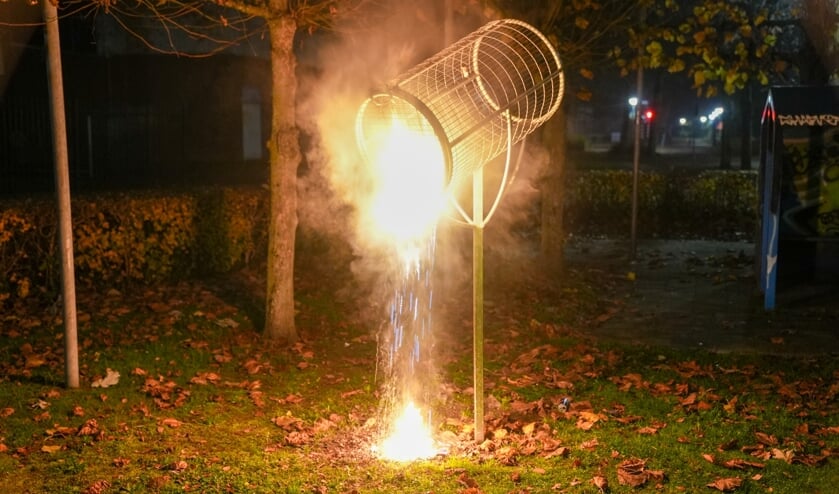 Blikvanger in Ussenstraat in brand. (Foto: Gabor Heeres, Foto Mallo)
