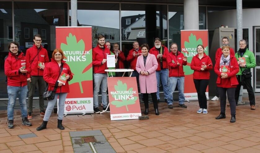 <p>Lilianne Ploumen (in het roze) ondersteunt haar partijgenoten in het Land van Cuijk.</p>