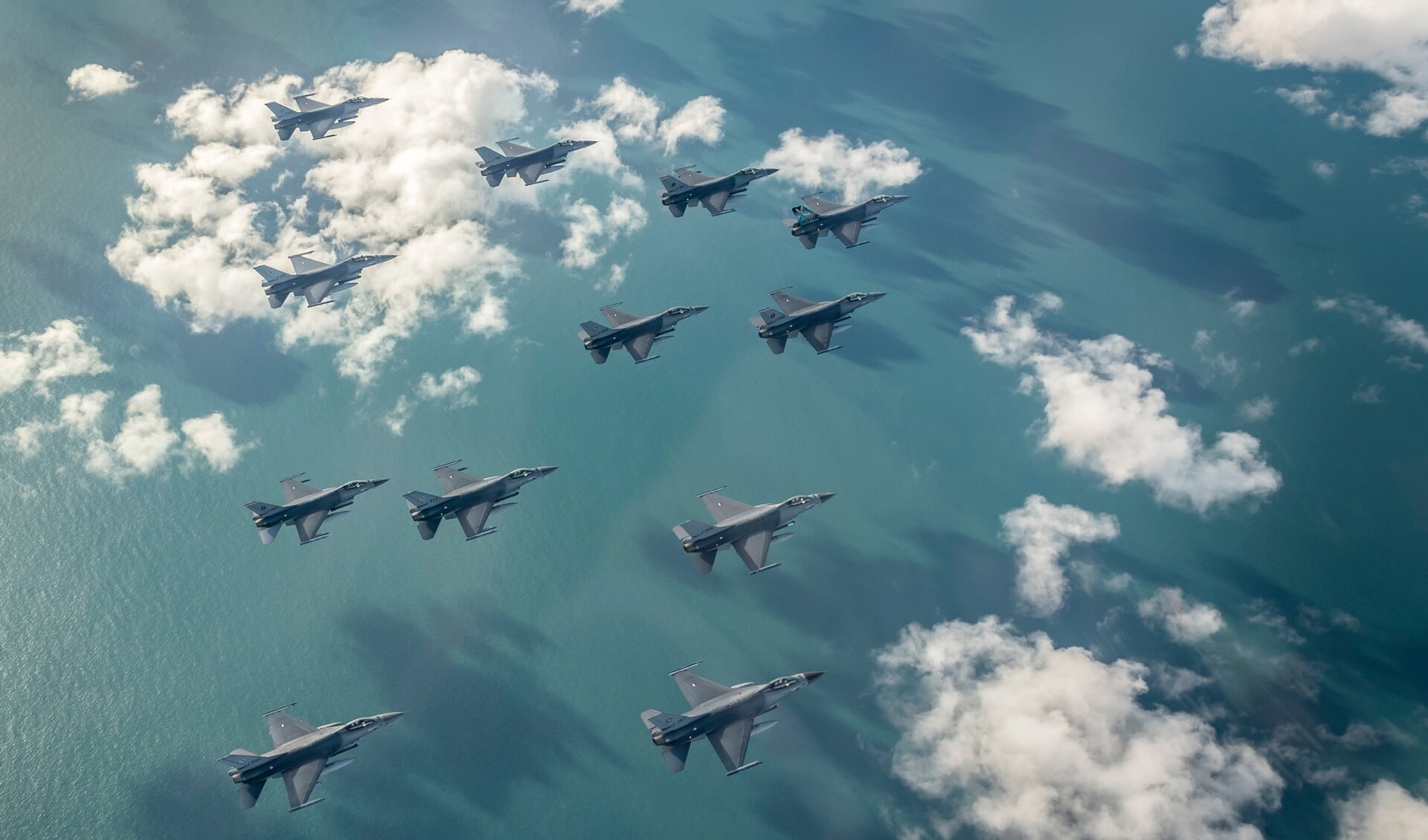 Formatie F-16's in de delta's boven de Noordzee. (foto: Mediacentrum Defensie, Cristian Schrik)