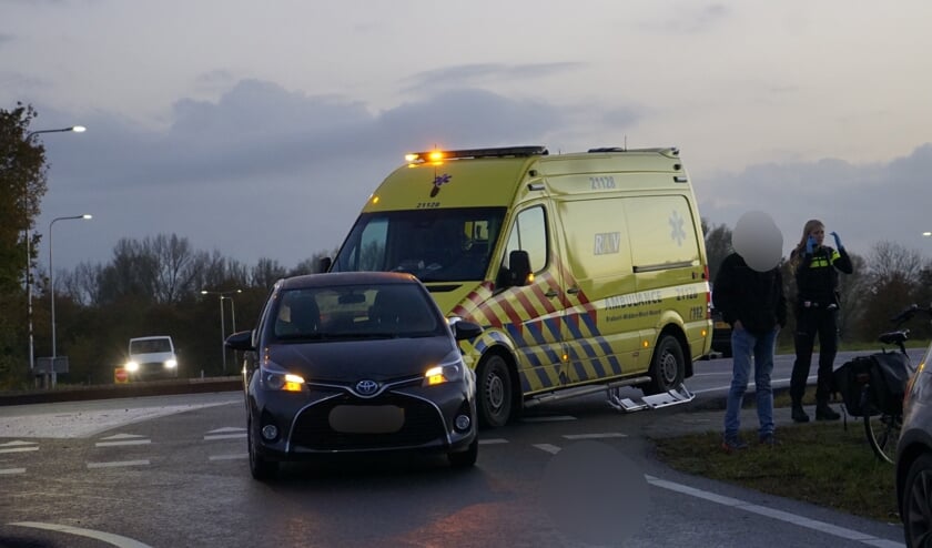 <p>Het ambulancepersoneel heeft de fietser naar het ziekenhuis gebracht.</p>