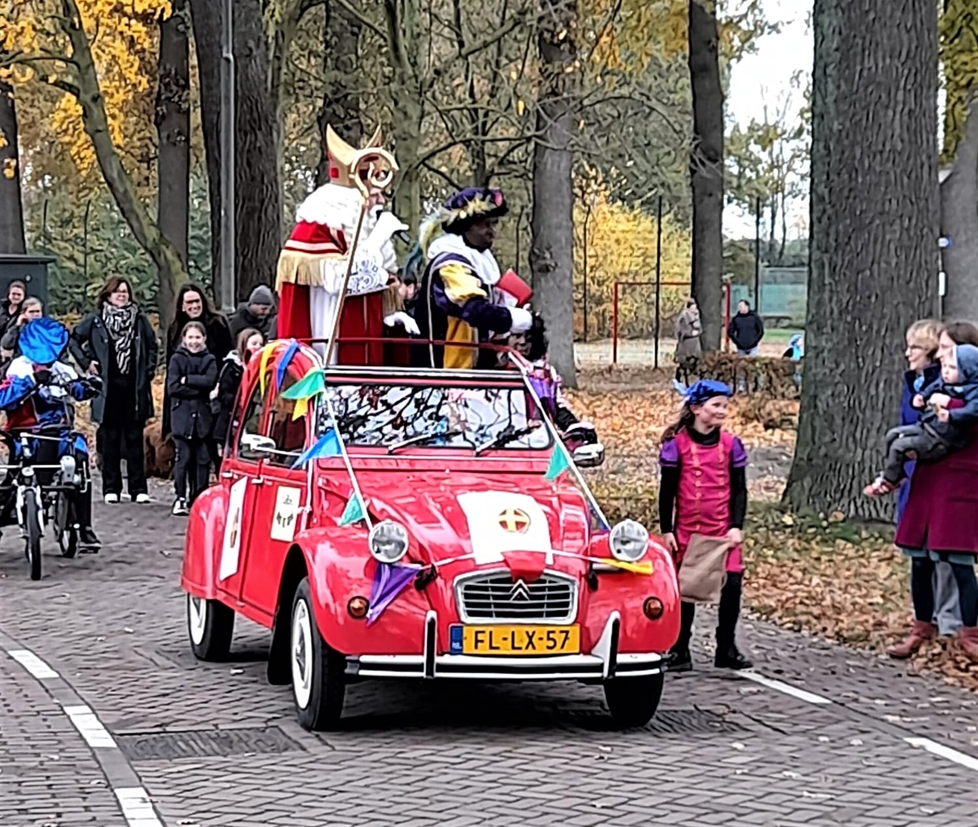 Sinterklaas per 'lelijke eend' door Ravenstein. (Foto: Bennie Brukx)