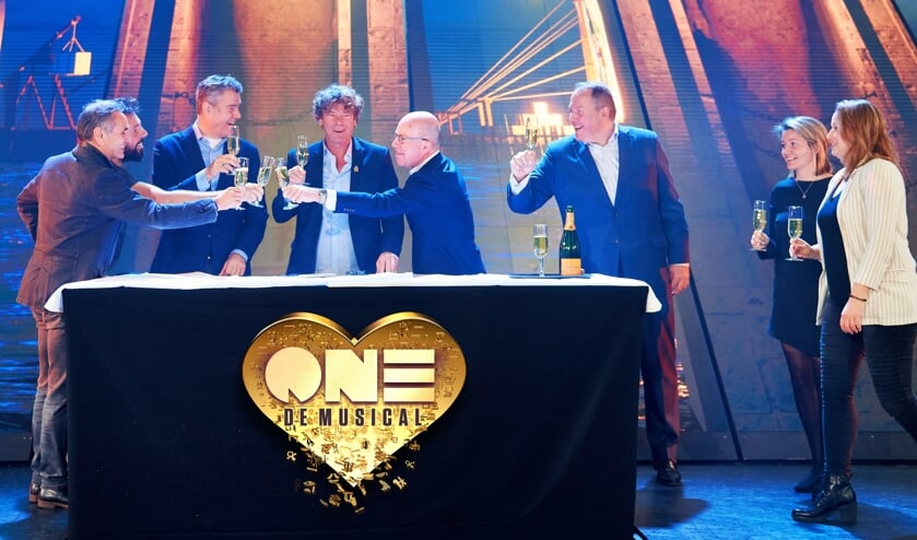 <p>Contractondertekening ONE de Musical.</p>