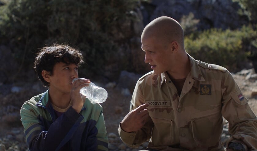 Omar Alwan en een Nederlandse soldaat in Do Not Hesitate.