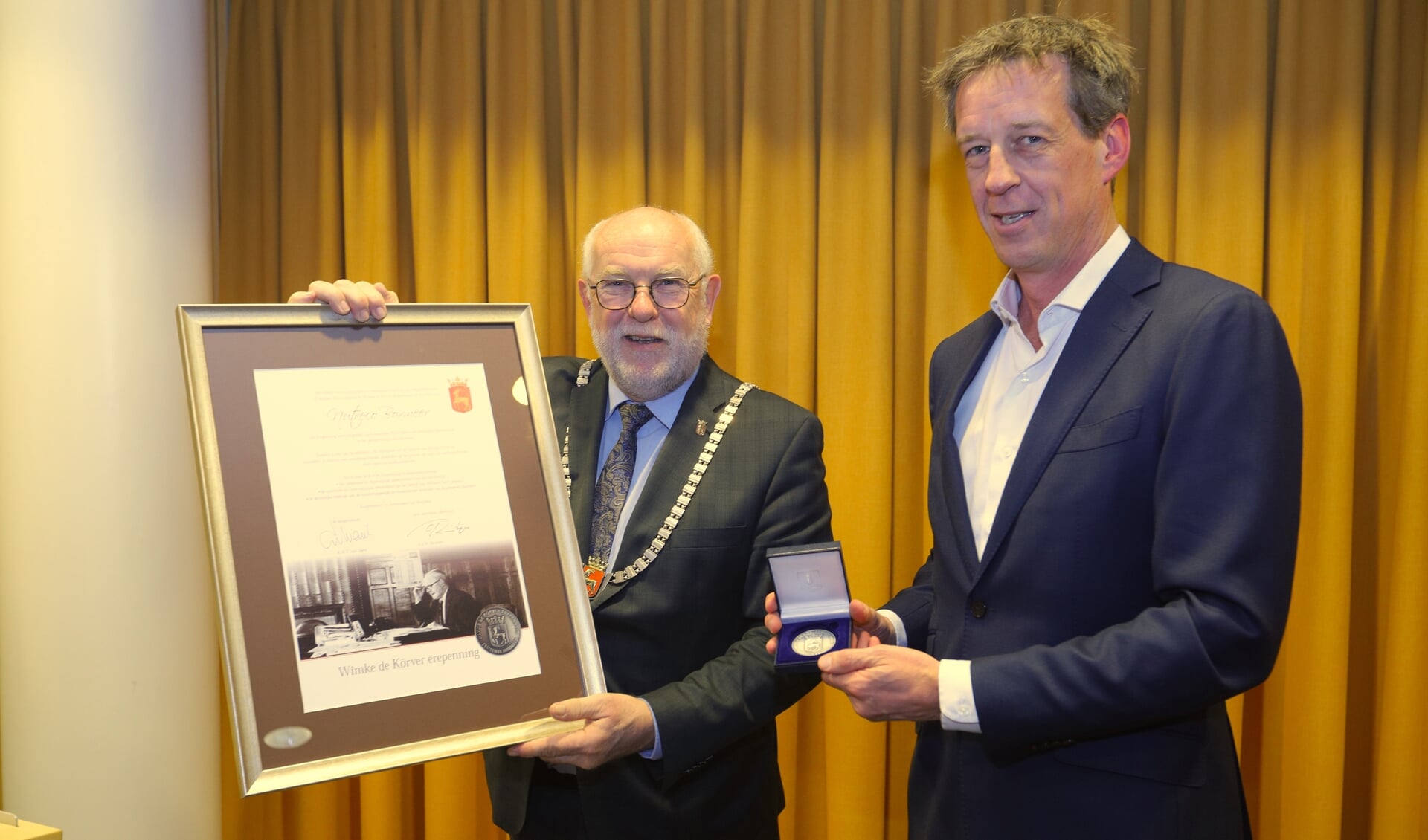 Fulco van Lede ontving de penning uit handen van burgemeester Van Soest.