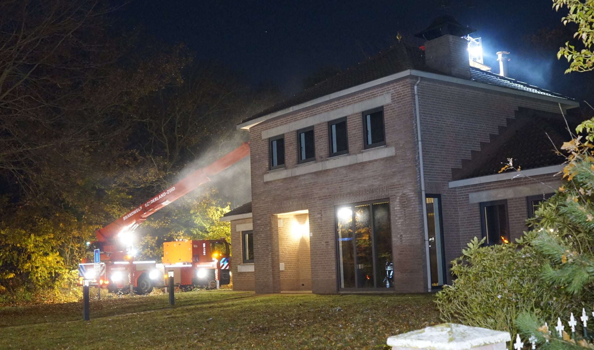 Een hoogwerker van brandweer Gelderland-Zuid werd ingezet in Heijen. 