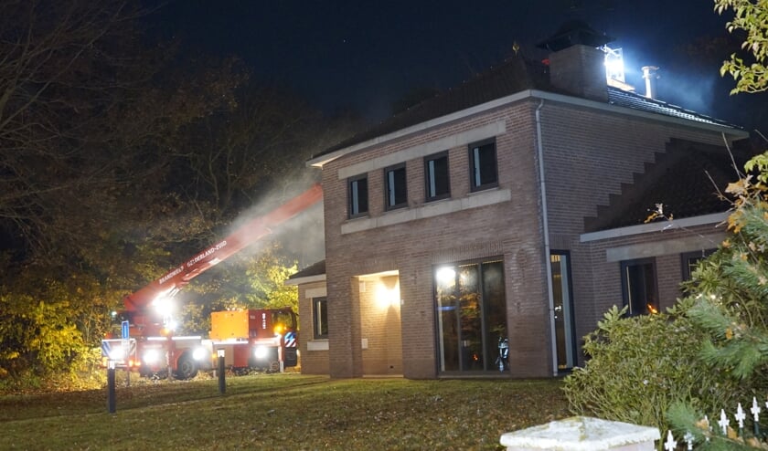 Een hoogwerker van brandweer Gelderland-Zuid werd ingezet in Heijen.