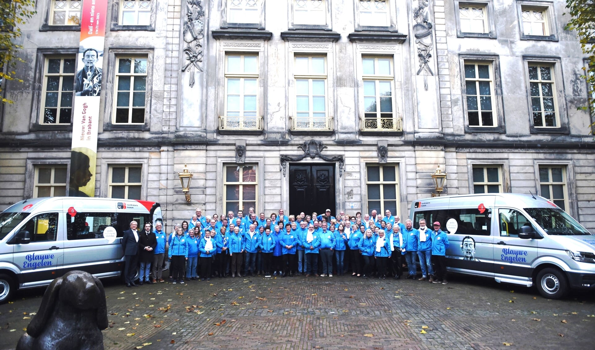 Wethouder Mike van der Geld, Charles de Mooi (Noordbrabants Museum) en ruim honderd Blauwe Engelen poseren tijdens de in gebruik name van de tweede VW Crafter op dinsdag 2 november. (Foto: Henk van Esch)