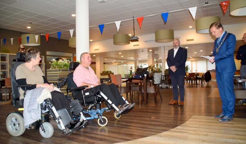 <p>Mario ontving de bijzondere onderscheiding uit handen van burgemeester Antoine Walraven.</p>